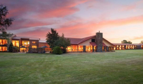 Гостиница Mackenzie Country Hotel  Твайзел